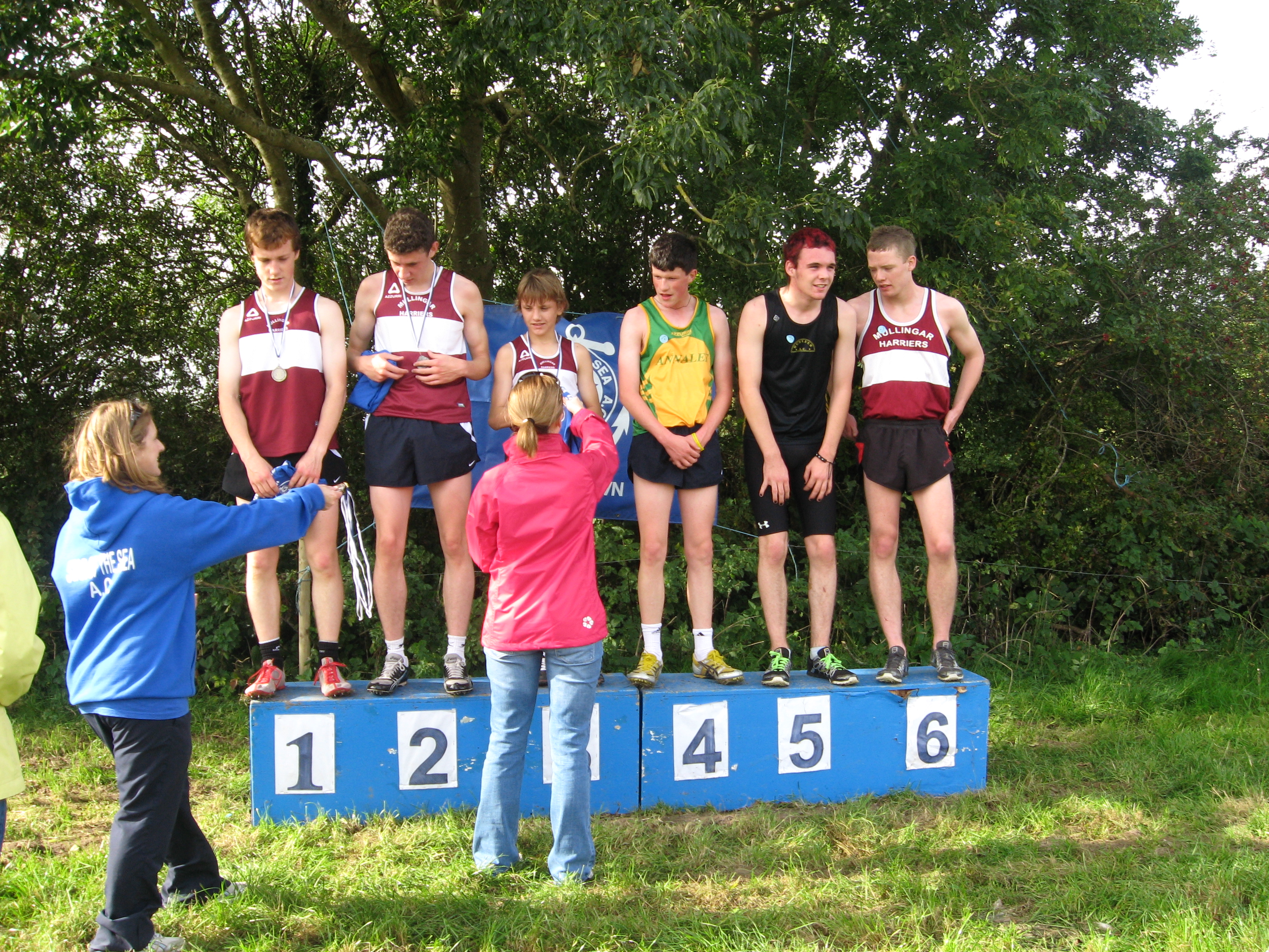 ruth-higgins-presenting-the-medals-to-the-u17-boys